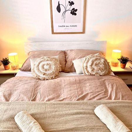 The Elite Suite Downtown A/C & Garage Parking 브라티슬라바 외부 사진