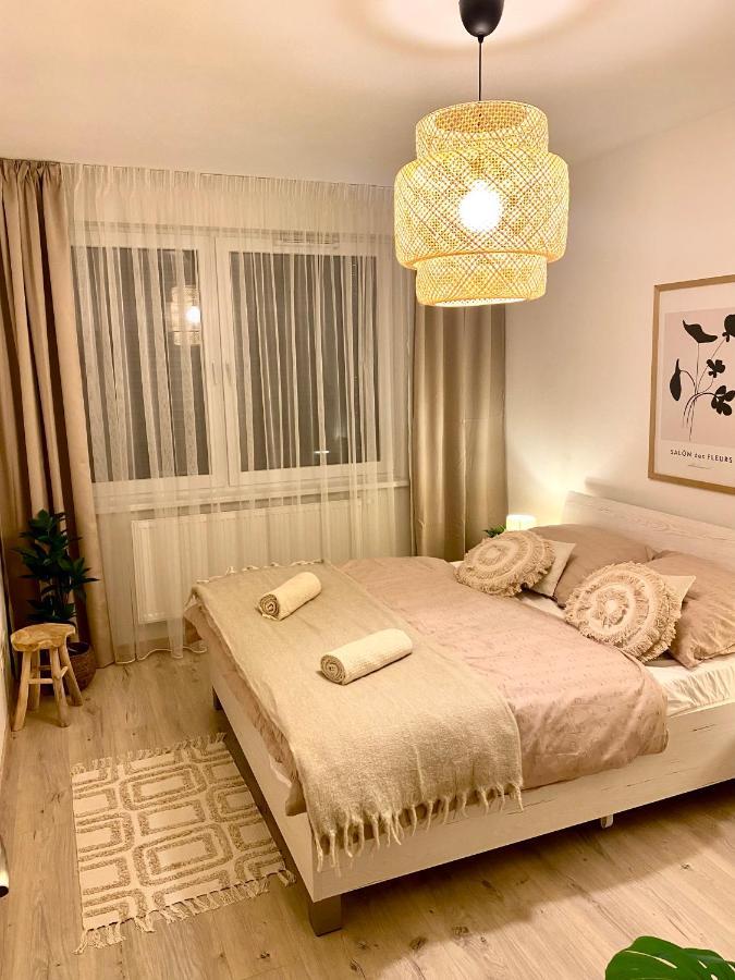 The Elite Suite Downtown A/C & Garage Parking 브라티슬라바 외부 사진