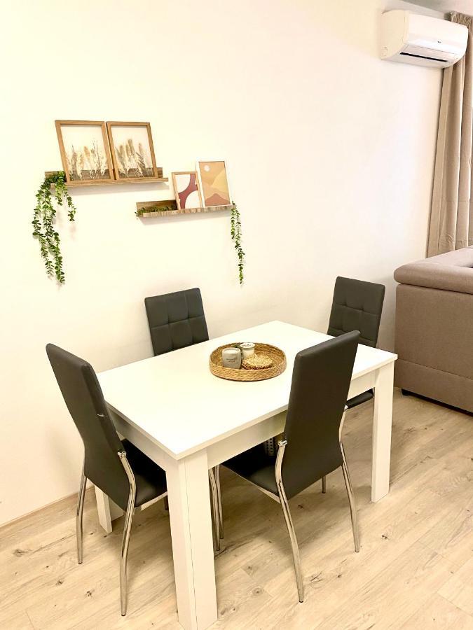 The Elite Suite Downtown A/C & Garage Parking 브라티슬라바 외부 사진