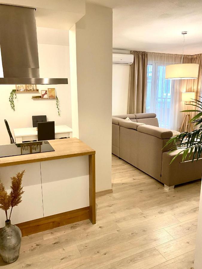 The Elite Suite Downtown A/C & Garage Parking 브라티슬라바 외부 사진